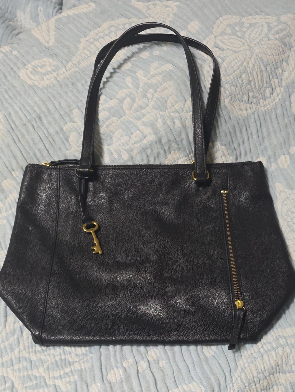 Fossil Black Leather Shoulder Tote with Gold Key Charm. Great Condition, So Soft